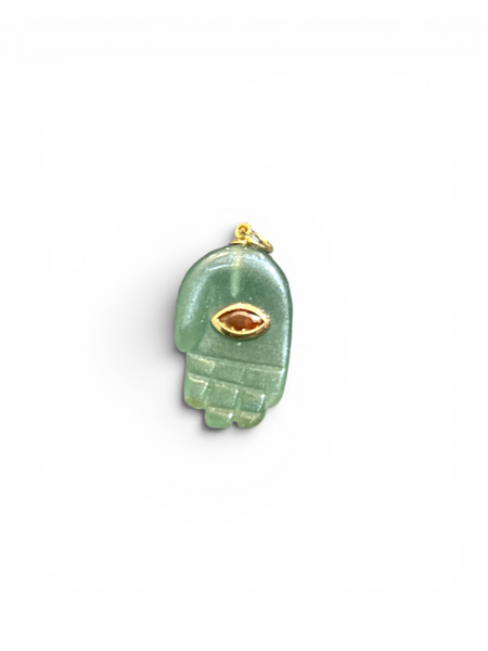 Colgante DLJewelry de jade verde esmeralda con forma de mano Hamsa, con ojo incrustado ámbar y montura dorada.